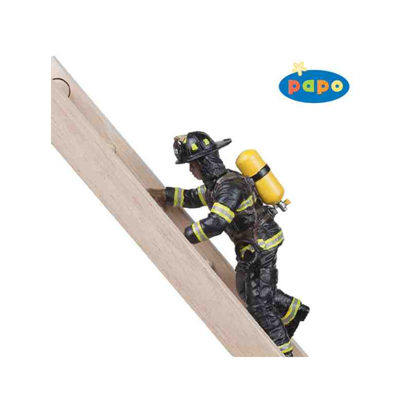 BOMBERO ESCALANDO